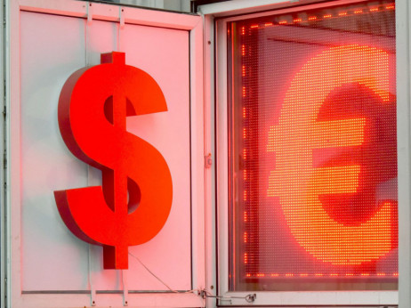 Euro upao u gadan koktel, nakon 20 godina mogao bi se vrijednošću izjednačiti s dolarom