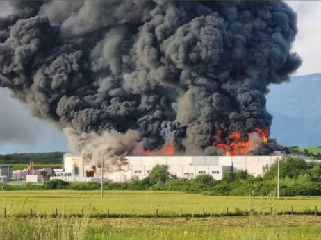 Veliki požar u Bihaću, gori tvornica stiropora