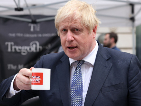 Boris Johnson ostaje na vlasti, ali pitanje je koliko dugo
