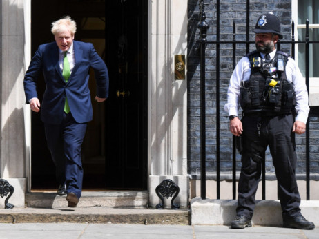 Boris Johnson napustio parlament, donoseći Sunaku još problema