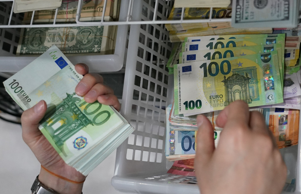 Euro prvi put u dvadeset godina izjednačen s dolarom