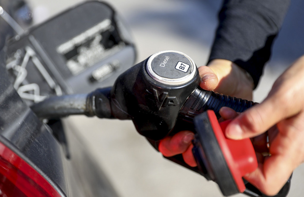 Vlada ponovno snizila cijene goriva, ovoga puta blago