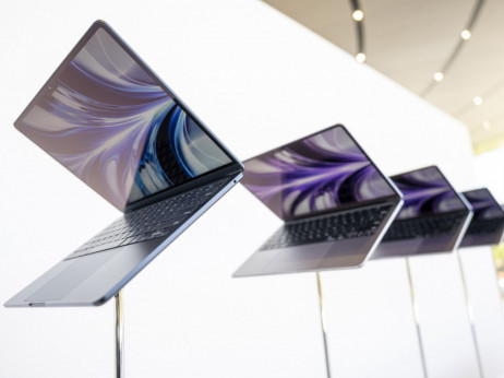 Tvrtki koja za Apple proizvodi MacBookove prepolovljena dobit
