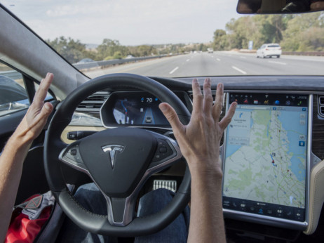 Musk cijene Teslinih autonomnih vozila diže za 3.000 dolara
