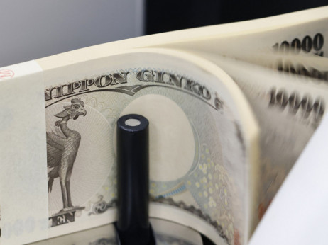 Ulagači nakon pada tečaja jena na tridesetogodišnji minimum iščekuju reakciju Japana