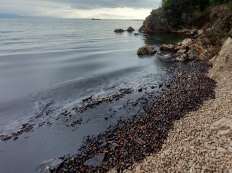 Ljepljiva masa zagadila plaže širom Istre i Kvarnera