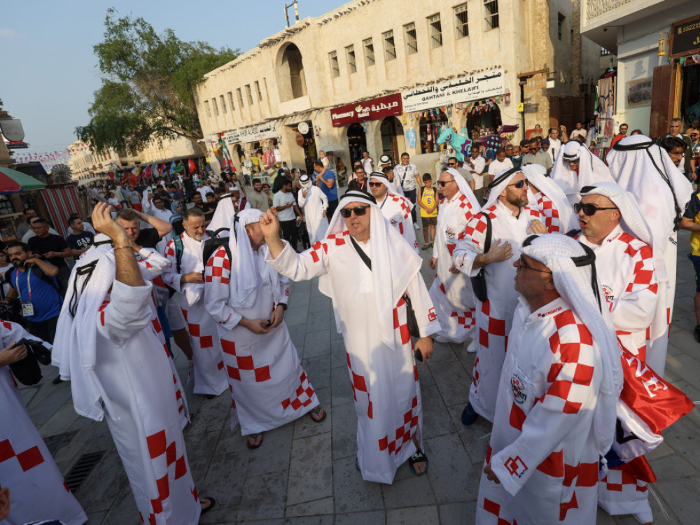Hrvatski navijači prošetali kockice i zapjevali u Dohi pa postali atrakcija