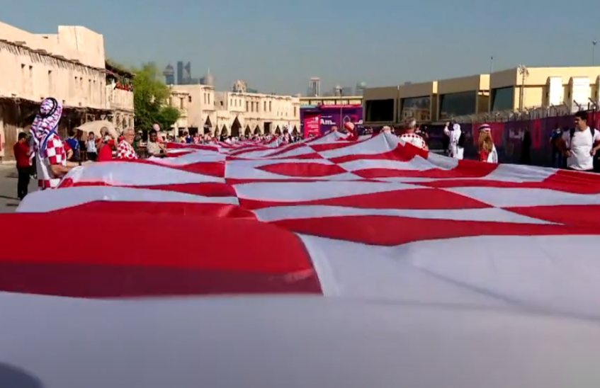 U centru Dohe razvijena najveća Hrvatska zastava