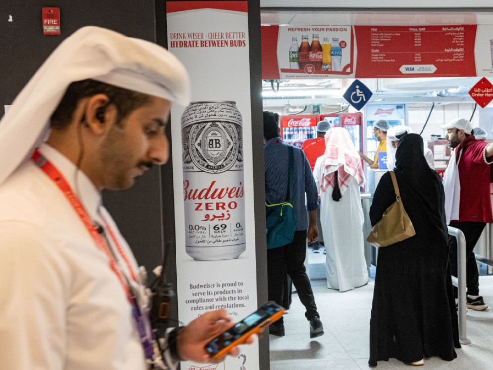 U Kataru pivo ne smije na stadione, ali reklame za kocku smiju
