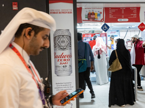 U Kataru pivo ne smije na stadione, ali reklame za kocku smiju