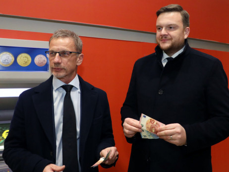 Ministar financija i guverner podigli prve eure na bankomatu