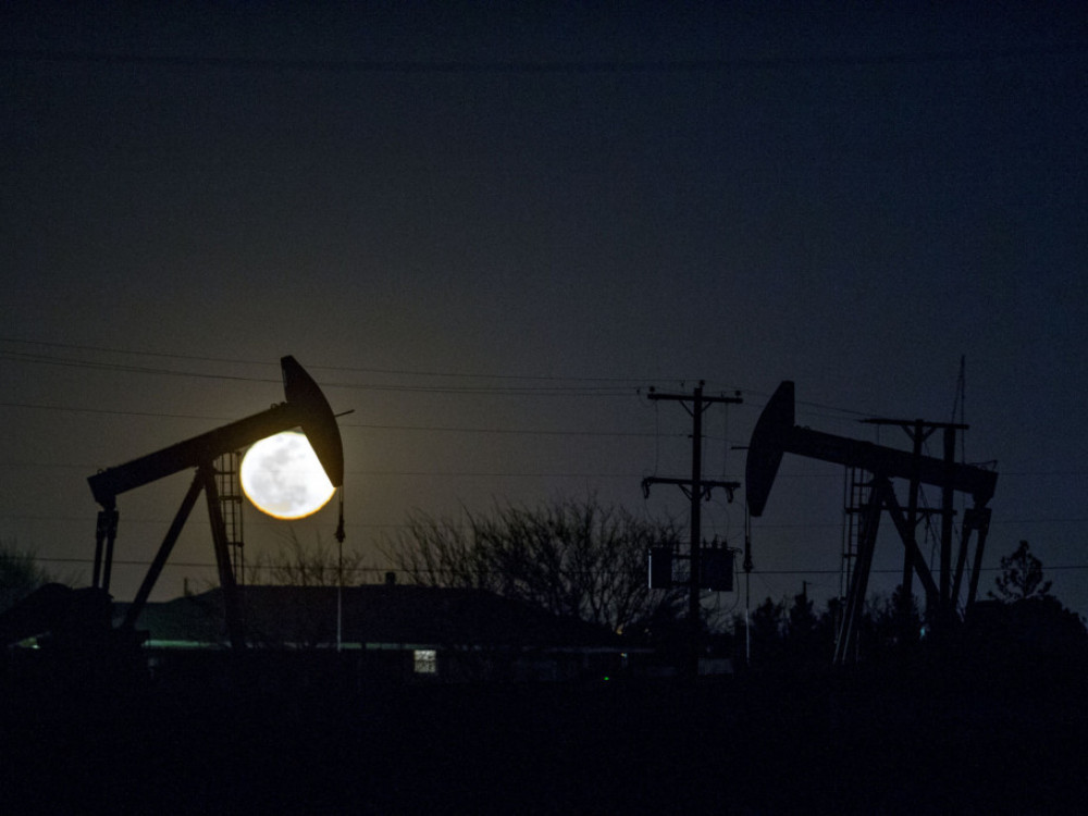Nafta pada dok trgovci prate pregovore o američkom dugu