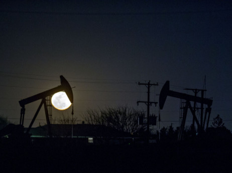Nafta pada dok trgovci prate pregovore o američkom dugu