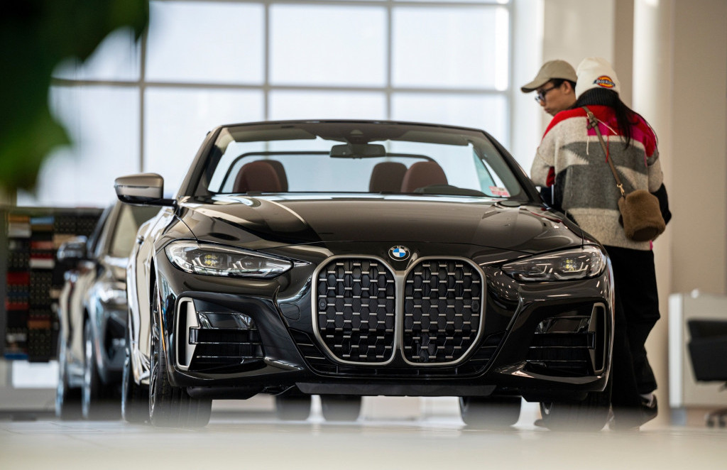 BMW obranio profitne marže luksuznim vozilima, očekuje električnu godinu