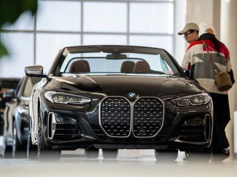 BMW obranio profitne marže luksuznim vozilima, očekuje električnu godinu