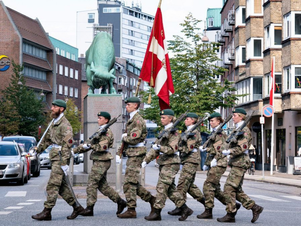 Danci razmišljaju o obveznom vojnom roku za žene