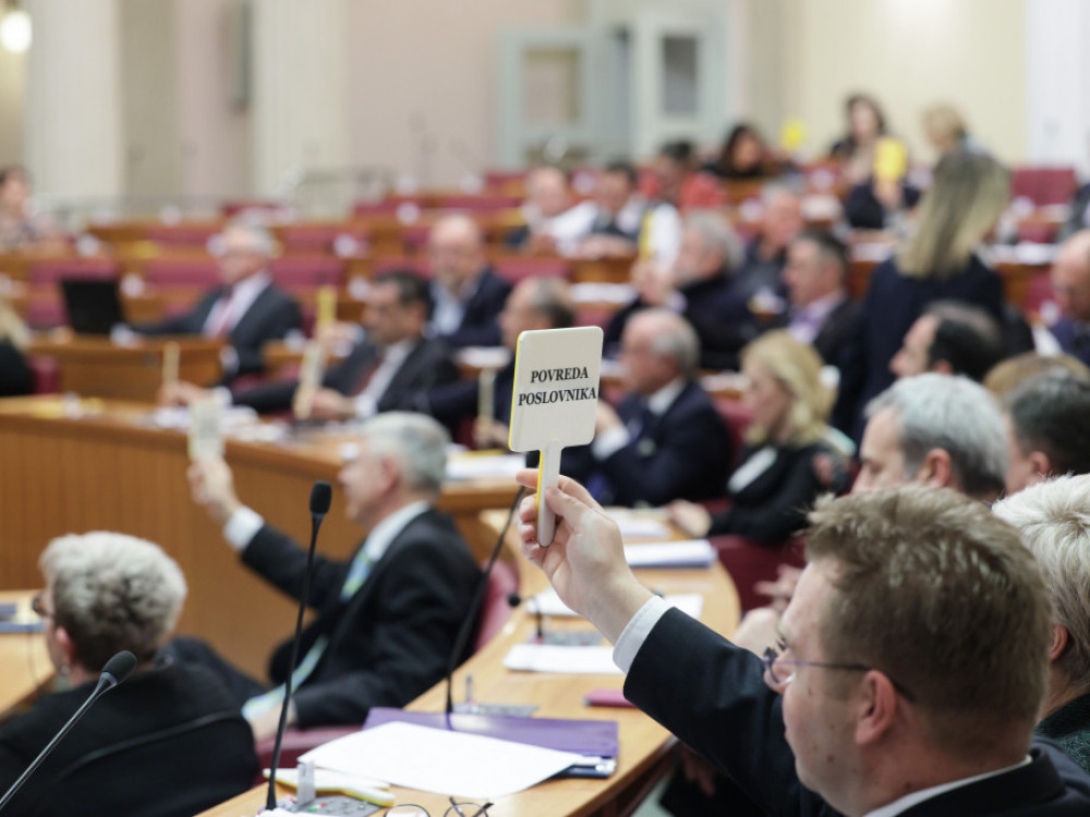 Saborski zastupnici 11 sati raspravljali o opozivu premijera