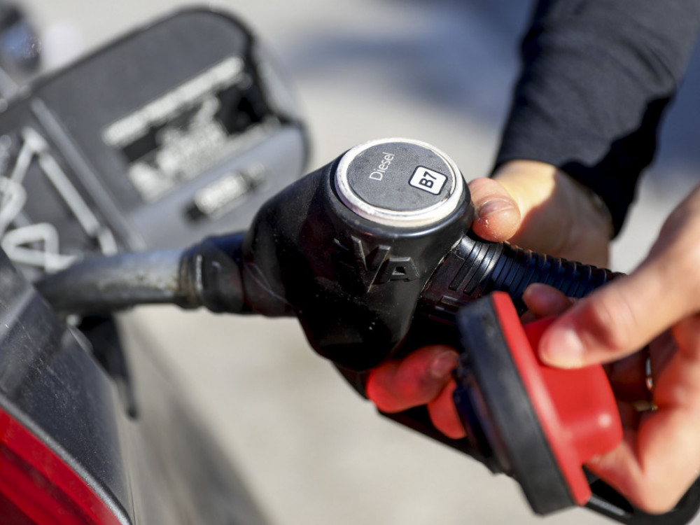 Od utorka dizel jeftiniji od benzina prvi put od 2021. godine