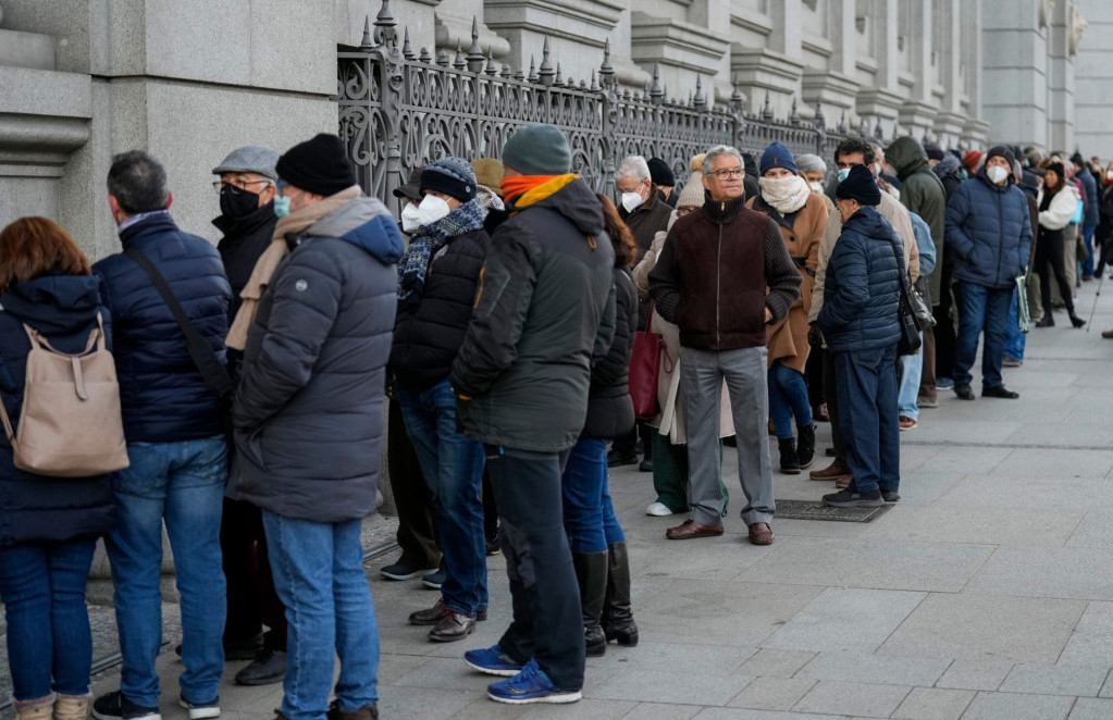 Mali ulagači čekaju u redu za kupnju državnih obveznica. Što se događa?