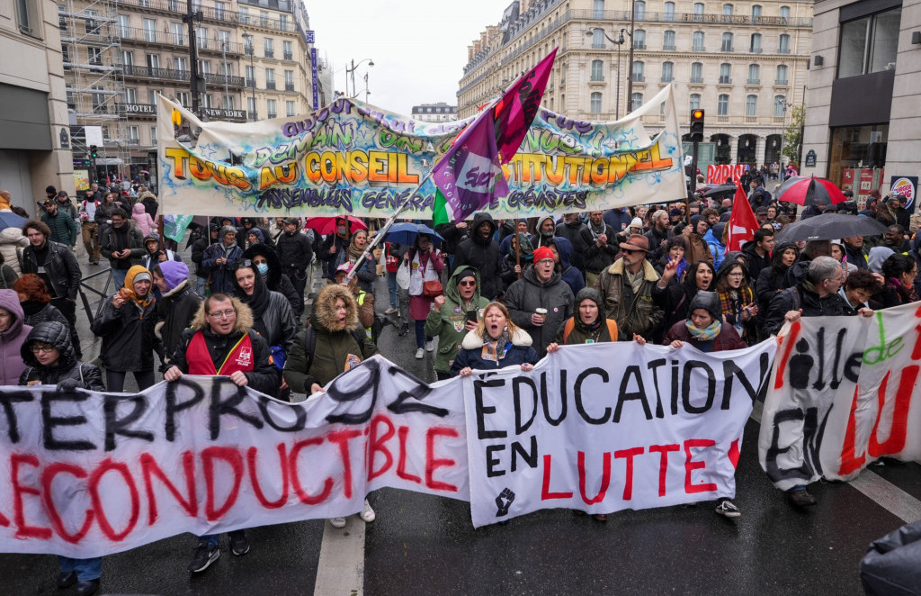 Macron potpisao kontroverzni mirovinski zakon, prosvjedi idu dalje