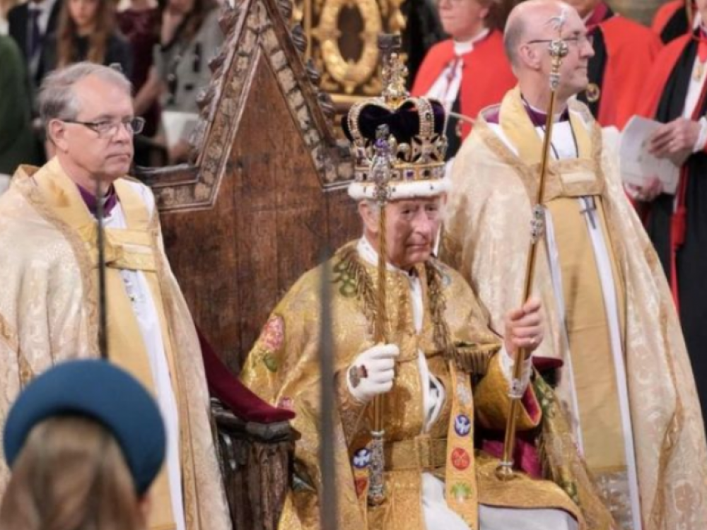 Karlo III. je okrunjen, no kolika je težina njegove krune?