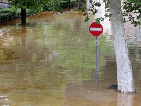 Hrvatskoj Kostajnici prijeti poplava, Obrovac se brani zečjim nasipima
