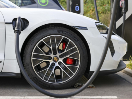 Porsche traži partnere za tvornicu baterija vrijednu tri milijarde eura