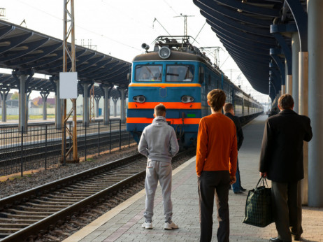 EU želi da se više ljudi vozi vlakovima, ali ima jedan problem – skuplji su od letova