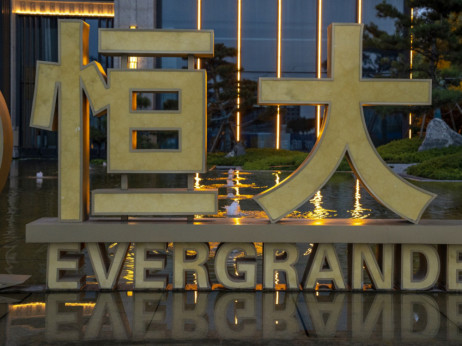 Kineski Evergrande prepolovio gubitak, ali povratnička dionica potonula