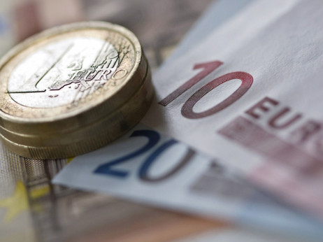 Europljani vjerni štednji u bankama, iako ih to skupo košta