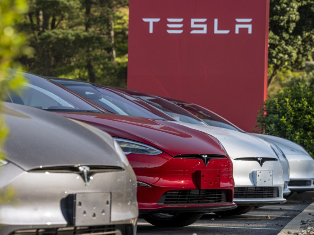 Tesla povlači dva milijuna vozila zbog nesigurne autonomne vožnje