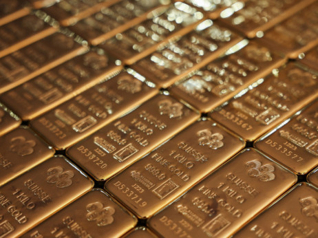 Cijena zlata pala s izgledima za smanjenje kamata u SAD-u