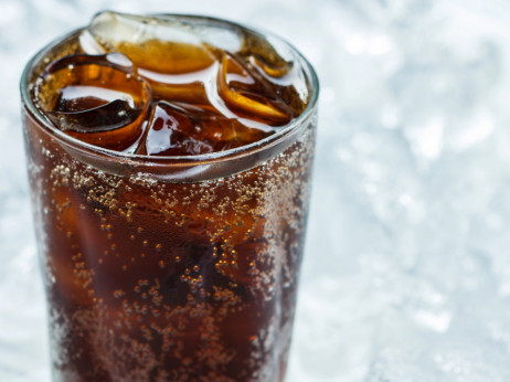 Organski prihod Coca-Cole nadmašio procene ali akcije blago pale
