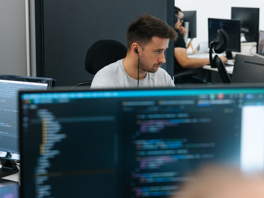 Novi izazovi za IT sektor - AI potiče masovne otkaze. Tko je najviše pogođen?