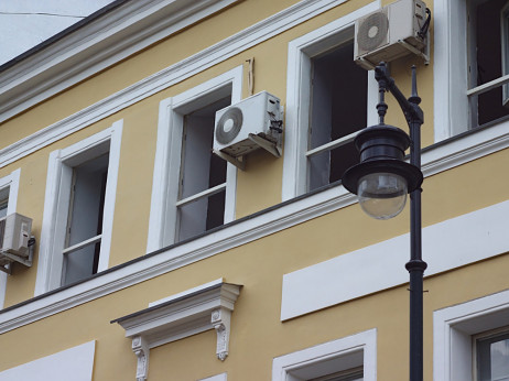 Dok gradovi gore, klima-uređaji rade punom snagom. Rješavamo li problem ili ga produbljujemo?