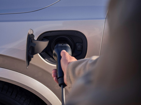 Koliko elektrike izgine med polnjenjem e-avtov?