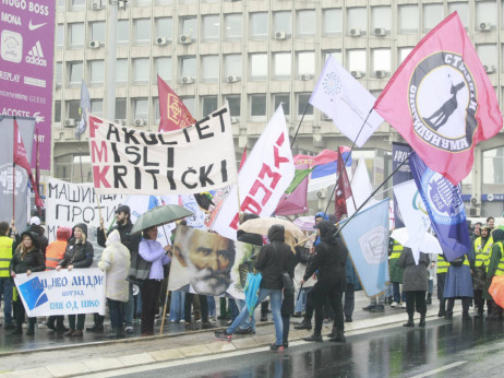 Studenti na tri sata blokirali Brankov most u znak podrške nastavnicima