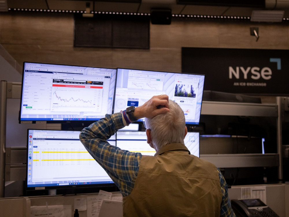 Pregled burze: burzovni vrtuljak, zlato na vrhu, dolar na dnu i fluktuirajuća kripto valuta