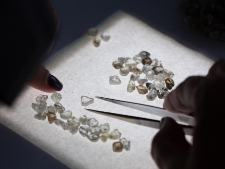 De Beers radi kaos na tržištu dijamanata, potajno ih prodaje po nižoj cijeni. Samo odabranima.