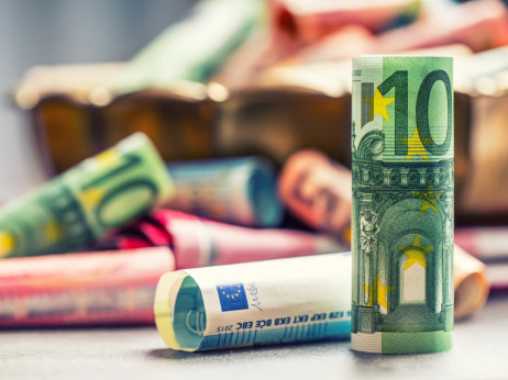 Plače v zasebnem sektorju upadle, v javnem poletele