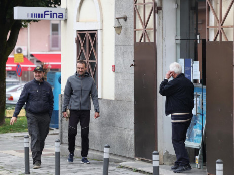 Zašto dugujemo sve više?