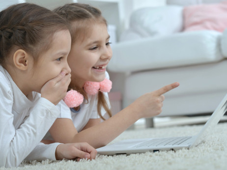Pretvara li se i djetinjstvo u sadržaj – koliko vrijedi privatnost djeteta u digitalnom dobu?