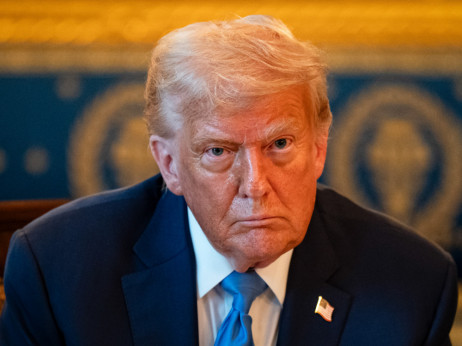 Trump blefira oko carina na EU lijekove, poskupljenje bi platili Amerikanci