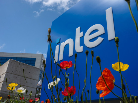 Акциите на „Интел“ скокнаа на највисоко ниво од 2000 година
