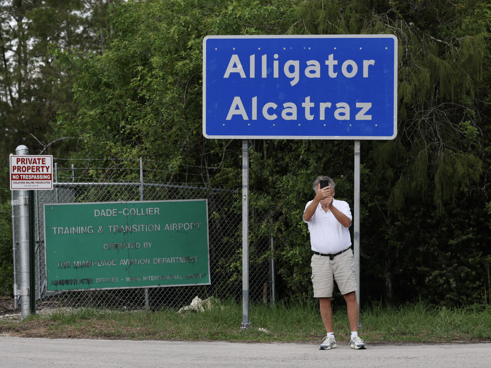 Ne, ovo nisu zabavni parkovi nego Trumpovi migrantski zatvori s vlastitim suvenirima