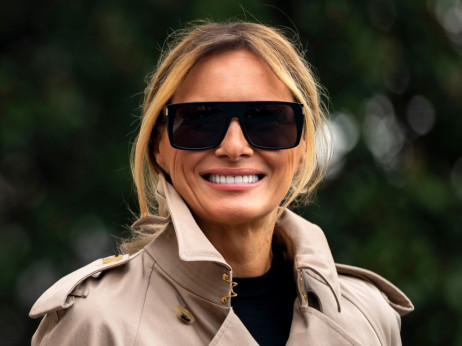 Melania Trump u Burberry mantilu dok britanski brend najavljuje povratak na burzu