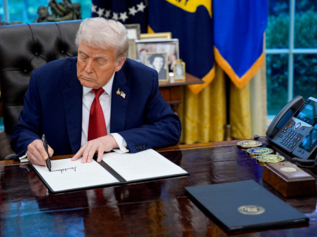 Trump razmatra otpuštanje tisuća saveznih službenika, koristi priliku?