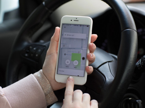 Bi vozili za Uber? Janševa vlada znova odpira vrata platformi za prevoze