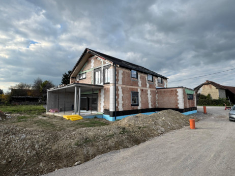 Dom koji se sam grije, hladi i napaja – prva hrvatska net zero kuća ulazi u završnu fazu