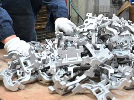 Nakon invazije kineskih EV-ova, njemačke proizvođače pritišće još i priljev jeftinih autodijelova